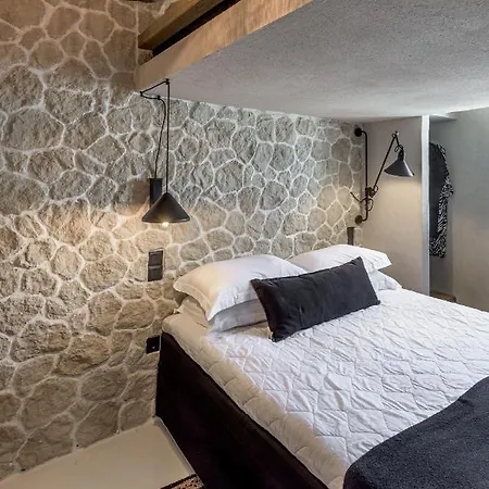 Captain Zeppos * Pollonia